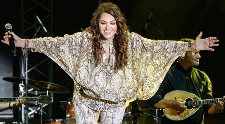 Καίτη Γαρμπή: Η τούρτα - έκπληξη από τον γιο της κατά τη διάρκεια συναυλίας της [βίντεο]