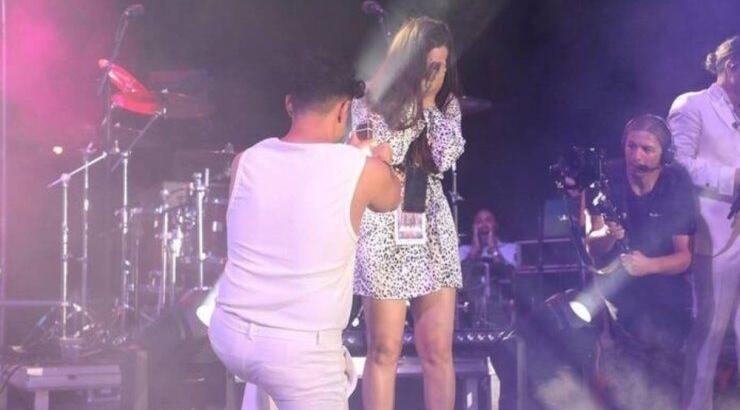 Ο ντράμερ των "Μελισσών" έκανε πρόταση γάμου στη σύντροφό του σε συναυλία τους [βίντεο]