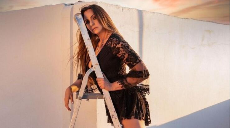 Βίκυ Κουλιανού: "Με φλερτάρουν νεότεροι άνδρες και δεν είμαι πολύ ευχαριστημένη με αυτό"