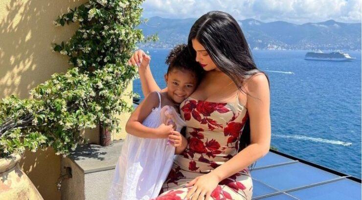 Kylie Jenner: Μας έδειξε το ρολόι 40.000 δολαρίων της κόρης της [βίντεο]