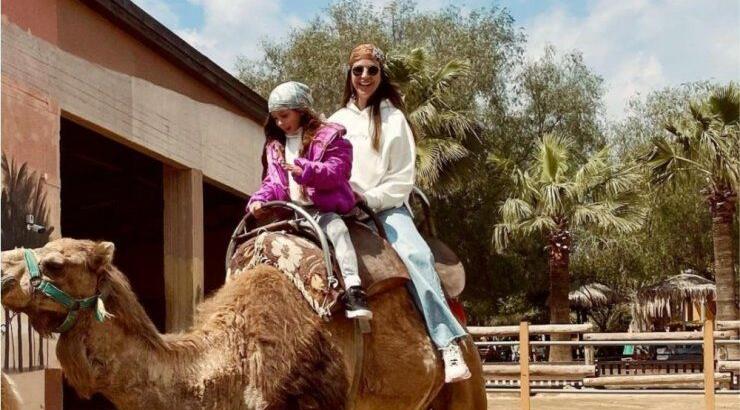 Κωνσταντίνα Ευριπίδου: Μαζί με τα παιδιά της για βόλτα με τις καμήλες [εικόνες]