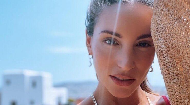 Αθηνά Οικονομάκου: Παιχνίδια στη θάλασσα αγκαλιά με την κόρη της [βίντεο]