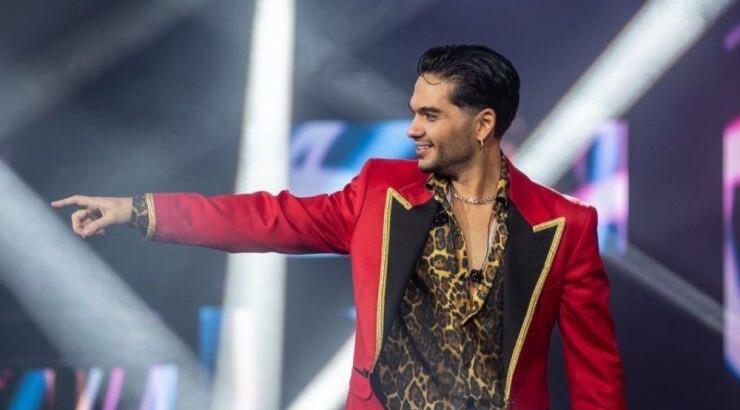 Χρήστος Μάστορας: Τραγούδησε και χόρεψε το "Feliz Navidad" με την αδερφή του [βίντεο]