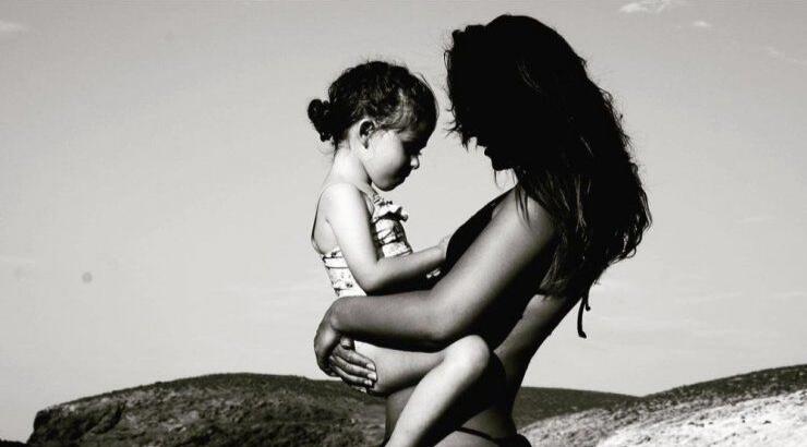 Υβόννη Μπόσνιακ: Φωτογράφησε την κόρη της στη θάλασσα! [εικόνα]