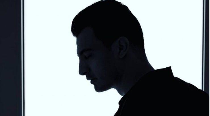 Έλληνας τραγουδιστής δεν καλεί ποτέ φίλο του στο μαγαζί που τραγουδά επειδή τον θεωρεί γκαντέμη [βίντεο] 