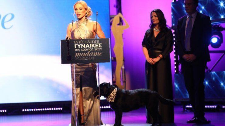 Καρολίνα Πελενδρίτου: Ανέβηκε στη σκηνή των Madame Figaro Awards με τον σκύλο της [εικόνες & βίντεο] - Ι LOVE STYLE