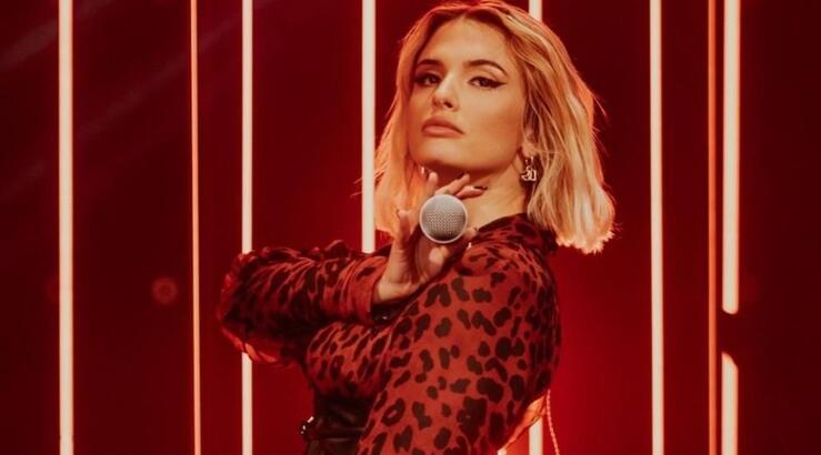 Κατερίνα Λιόλιου: Έξαλλη έδιωξε θαμώνα όταν της έριξε αντικείμενο στο πρόσωπο καθώς τραγουδούσε [βίντεο]