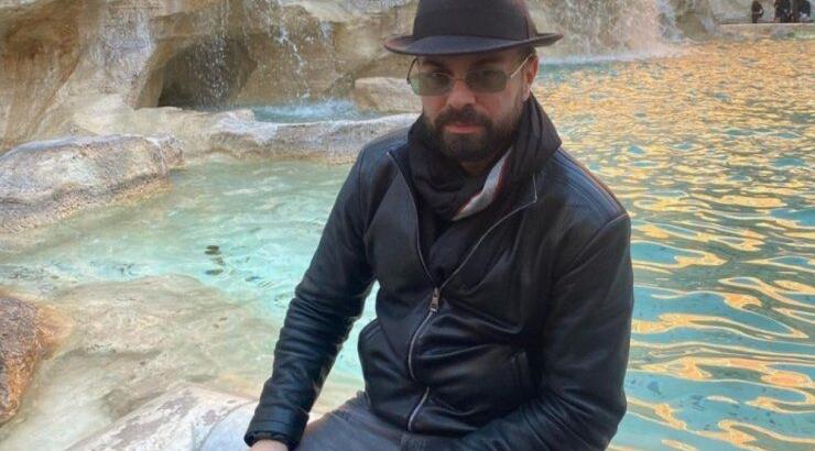 Ηλίας Βρεττός: Η ανάρτηση μέσα από το νοσοκομείο - "Ναι πονάει πάρα πολύ" [εικόνα]