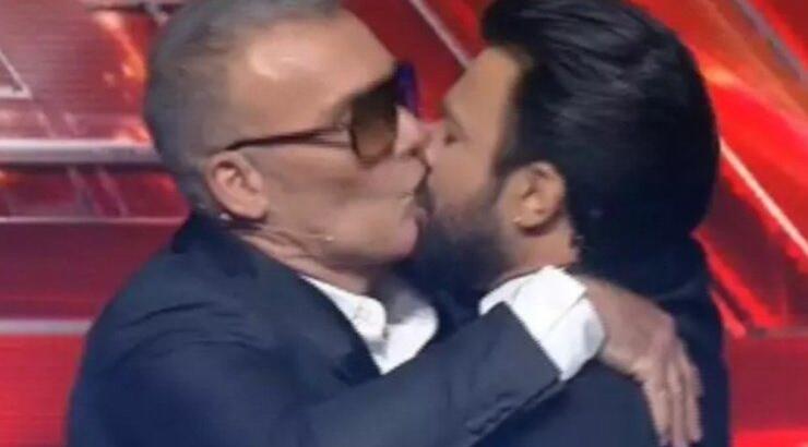 Ανδρέας Γεωργίου - Στέλιος Ρόκκος: Το φιλί στο στόμα που αντάλλαξαν on air [βίντεο]