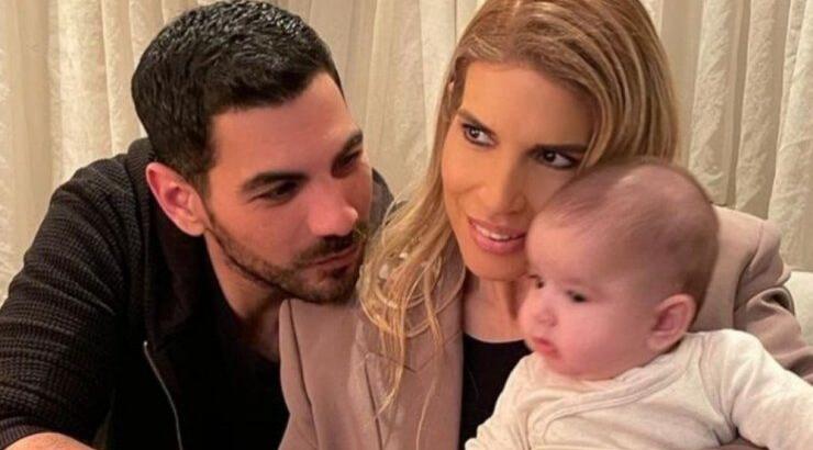 Σταύρος Κωνσταντίνου - Έλενα Ανδρέου: Το πρώτο μπάνιο με τον γιο τους στην παραλία [εικόνες]