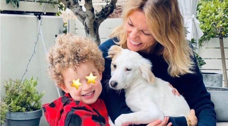 Βίκυ Καγιά: Στην παραλία αγκαλιά με τα δυο της παιδιά [εικόνα]