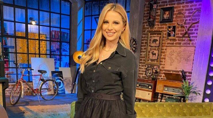 Χριστιάνα Αριστοτέλους: Η κόρη της, Μελίνα, επιμελείται το μακιγιάζ της στο καμαρίνι [βίντεο]