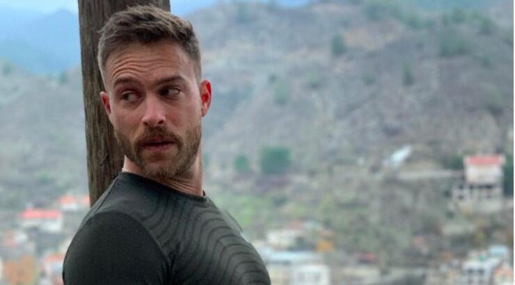 Στέφανος Μιχαήλ: Ποζάρει ημίγυμνος στον καναπέ και αναστατώνει τις θαυμάστριές του! [εικόνα]