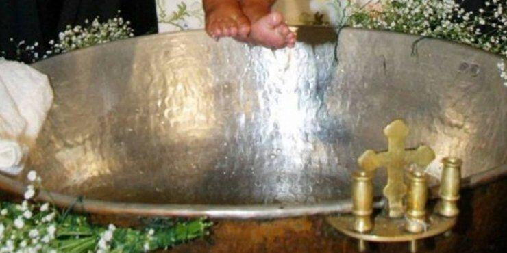 Ομαδική βάφτιση λόγω οικονομικής κρίσης