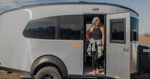 Στα 60 της, η Sherry επέλεξε ένα σπίτι με ρόδες για μια νέα αρχή