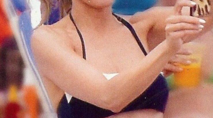 Δέσποινα Βανδή: Εντυπωσιάζει στην παραλία με το μπικίνι της! [εικόνες]