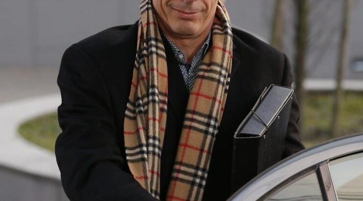 Έξαλλος ο Βαρουφάκης! Η οργισμένη απάντησή του στα σχόλια για το κασκόλ του!