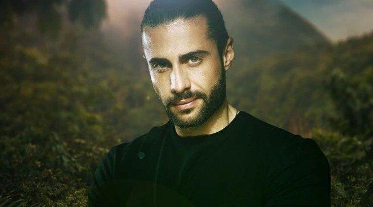 Ο Κωνσταντίνος Βασάλος τρώει burger στον Άγιο Δομίνικο: “Έχουμε φύγει κρυφά από την παραγωγή” [βίντεο]