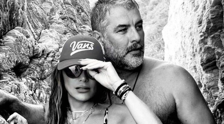 Βανδή – Μπισμπίκης: Έκαναν την τελευταία βουτιά για φέτος και ποζάρουν αγκαλιά στη Ρόδο 