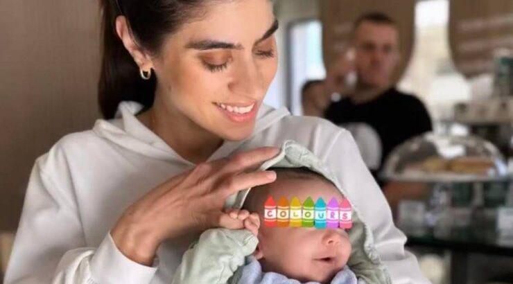 Βάσω Πέτρου: Το αξιολάτρευτο στιγμιότυπο με τον σύντροφό της να "πνίγει" στα φιλιά τον γιο τους [βίντεο]