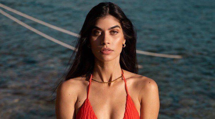 Βάσω Πέτρου: Ποζάρει μπροστά στον καθρέφτη και χαϊδεύει τη φουσκωμένη της κοιλίτσα!