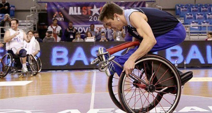 Το ζεϊμπέκικο σε αναπηρικό καροτσάκι του Δημήτρη Βάσση