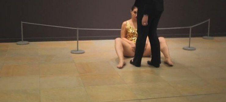  Καλλιτέχνιδα αποκαλύπτει το εφηβαίο της σε αίθουσα μουσείου και προκαλεί σάλο [εικόνες&βίντεο] 