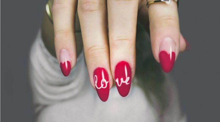 Τέσσερα βήματα για να αφαιρέσεις το ημιμόνιμο μανικιούρ μόνη σου στο σπίτι