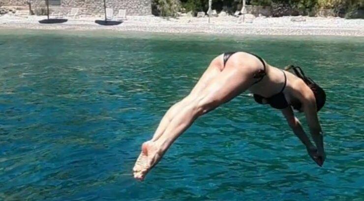 Ελληνίδα παρουσιάστρια κάνει βουτιές στη θάλασσα χωρίς ίχνος ρετούς [βίντεο]