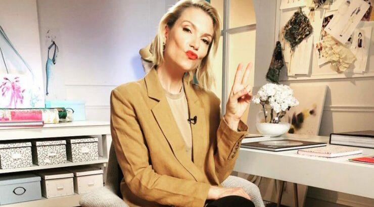 Η Βίκυ Καγιά φωτογραφίζει το γιο της μέσα στο σπίτι της