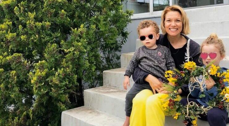 Είδαμε την Βίκυ Καγιά να παίζει ξυπόλιτη δίπλα στη θάλασσα μαζί με τα παιδιά της