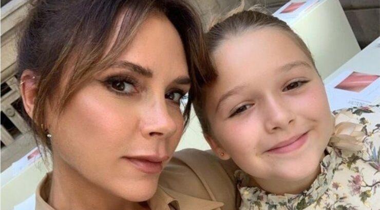 Victoria Beckham: H κόρη της, Harper, ποζάρει με το φόρεμα της [εικόνα]