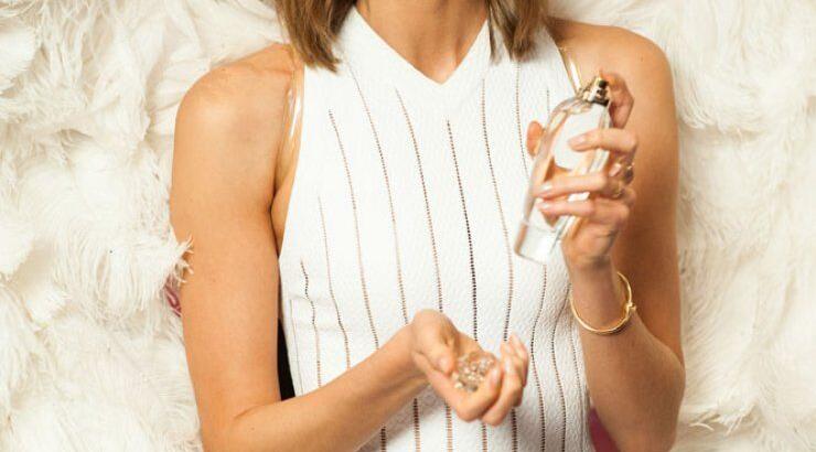 Sexy αγγελάκι της Victoria Secret με το νέο άρωμα του οίκου [εικόνες]