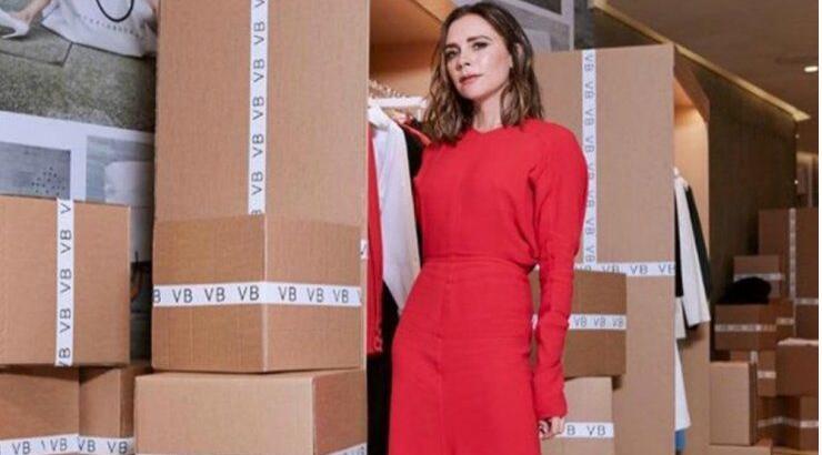 Victoria Beckham: Γιορτάζει τα 10χρόνα του brand της δημιουργώντας ξανά τα αγαπημένα της φορέματα