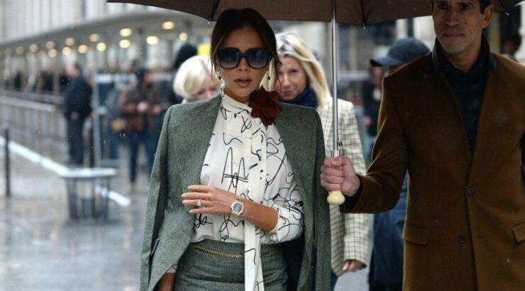 Η Victoria Beckham σου δείχνει πώς να εντάξεις ένα statement ζευγάρι γόβες στα office looks σου