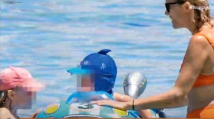 Βίκυ Καγιά: Η απόδραση στην παραλία με τα παιδιά και τον σύζυγό της [εικόνες & βίντεο]