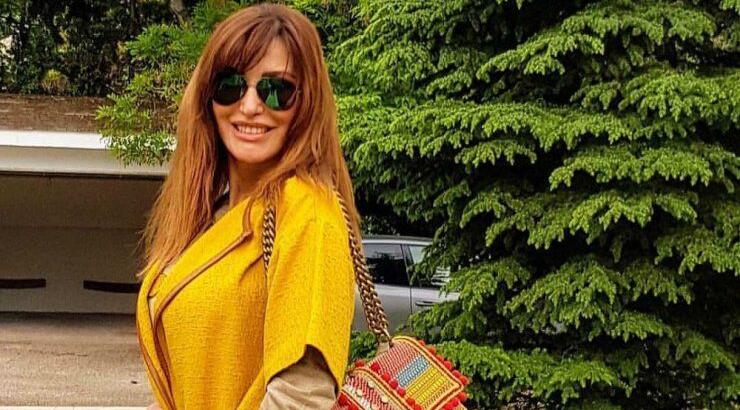 Βίκυ Χατζηβασιλείου: Δεν θα πιστεύετε που ανέβηκε για να στολίσει το δέντρο στην αυλή της!