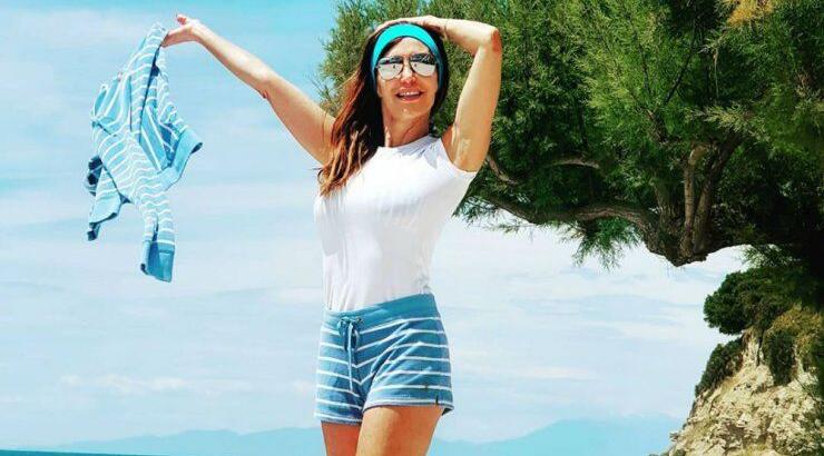 Βίκυ Χατζηβασιλείου: Οι σπάνιες εικόνες στην παραλία με τον σύζυγό της