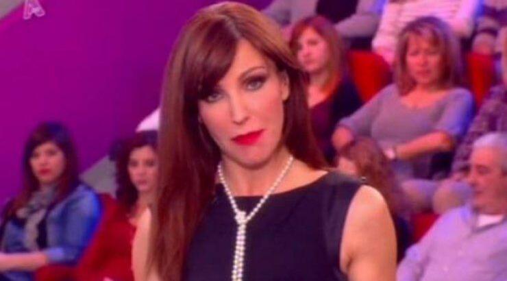 Βίκυ Χατζηβασιλείου: Ντυμένη στα μαύρα μίλησε για τον χαμό του πατέρα της