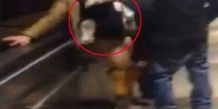 Εκανε σεξ σε κυλιόμενες σκάλες με μωρό σε μάρσιπο!