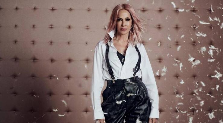 Η Άννα Βίσση ποζάρει αγκαλιά με το πανύψηλο βαφτιστήρι της [εικόνες]