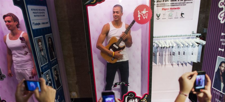 Επιλέγεις έναν άντρα από τη βιτρίνα...