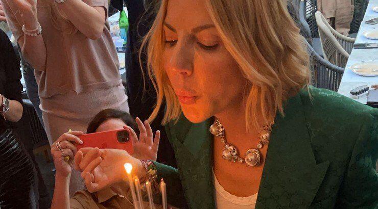 Βίβιαν Νικολαΐδου: Σε τρελά κέφια με τραγούδι και χορό γιόρτασε τα γενέθλιά της! [βίντεο]