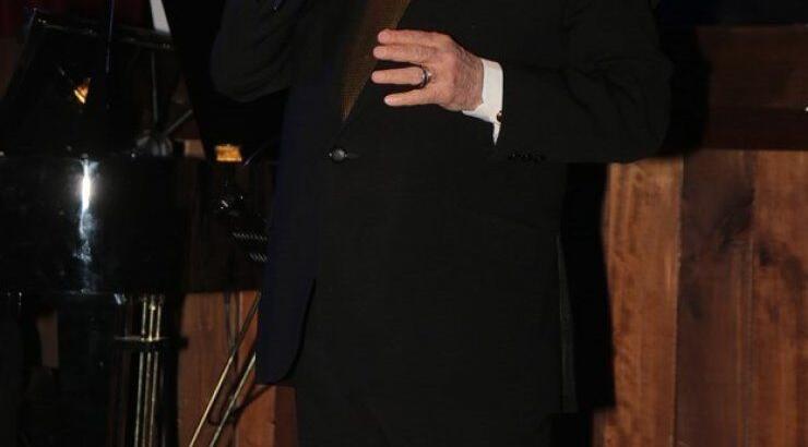 Η πανέμορφη κόρη του Τόλη Βοσκόπουλου φιλάει στο στόμα τον πατέρα της