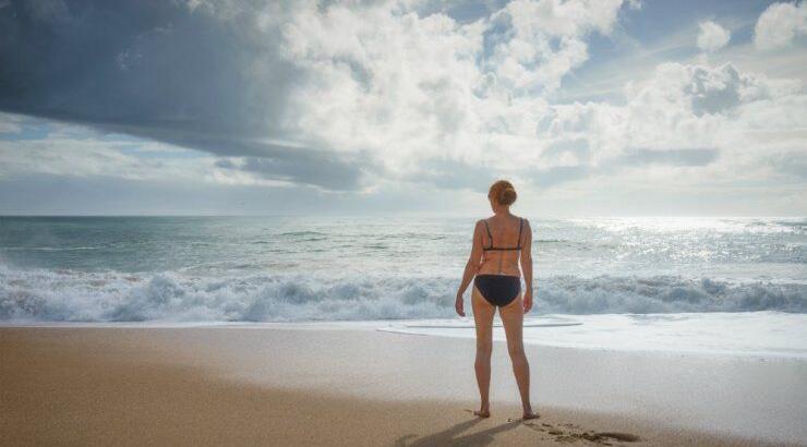 5 πράγματα που συμβαίνουν στο σώμα σου όταν βουτάς σε παγωμένα νερά