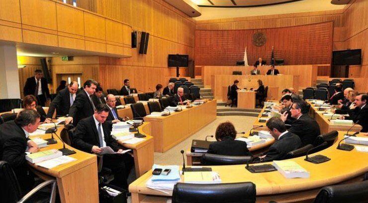 Πρόταση βόμβα ΑΚΕΛ για αναστολή των αποκρατικοποιήσεων 