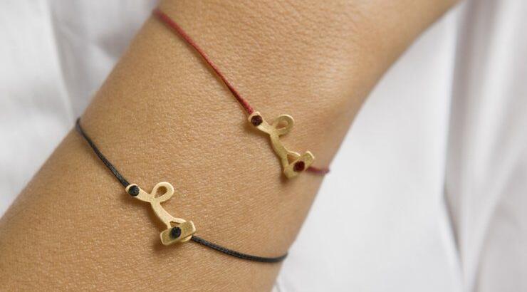 Και φέτος φοράμε το συλλεκτικό βραχιόλι της εκστρατείας ευαισθητοποίησης-ενημέρωσης-πρόληψης για τον καρκίνο του μαστού της Madame Figaro