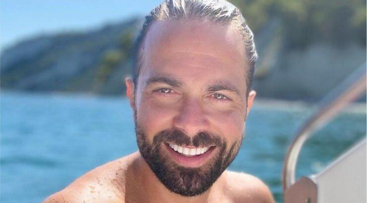 Ηλίας Βρεττός: Ποζάρει αγκαλιά με τη σύντροφό του στο βυθό της θάλασσας και το αποτέλεσμα εντυπωσιάζει [εικόνες]