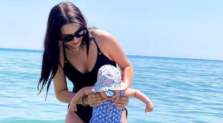 Έλενα Θεοδώρου: Το πρώτο καλοκαίρι και το πρώτο μπάνιο με την πανέμορφη κορούλα της [εικόνες]