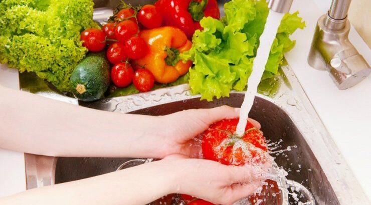 Κορωνοϊός: Πώς να πλένουμε φρούτα και λαχανικά πριν τα βάλουμε στο ψυγείο